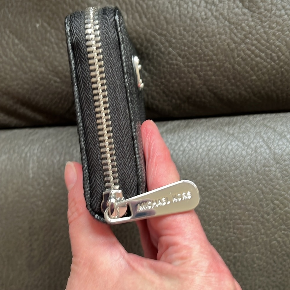 Michael Kors Black signature Wallet - Picture 4 of 8